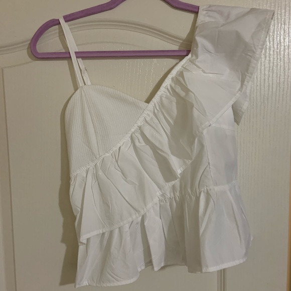 Small white asymmetrical off the shoulder white top - Picture 10 of 10